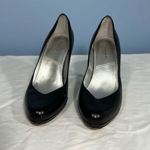 Tahari Women’s Lolly Pumps / Heels Black Leather 7M. 4 Inch Heels.